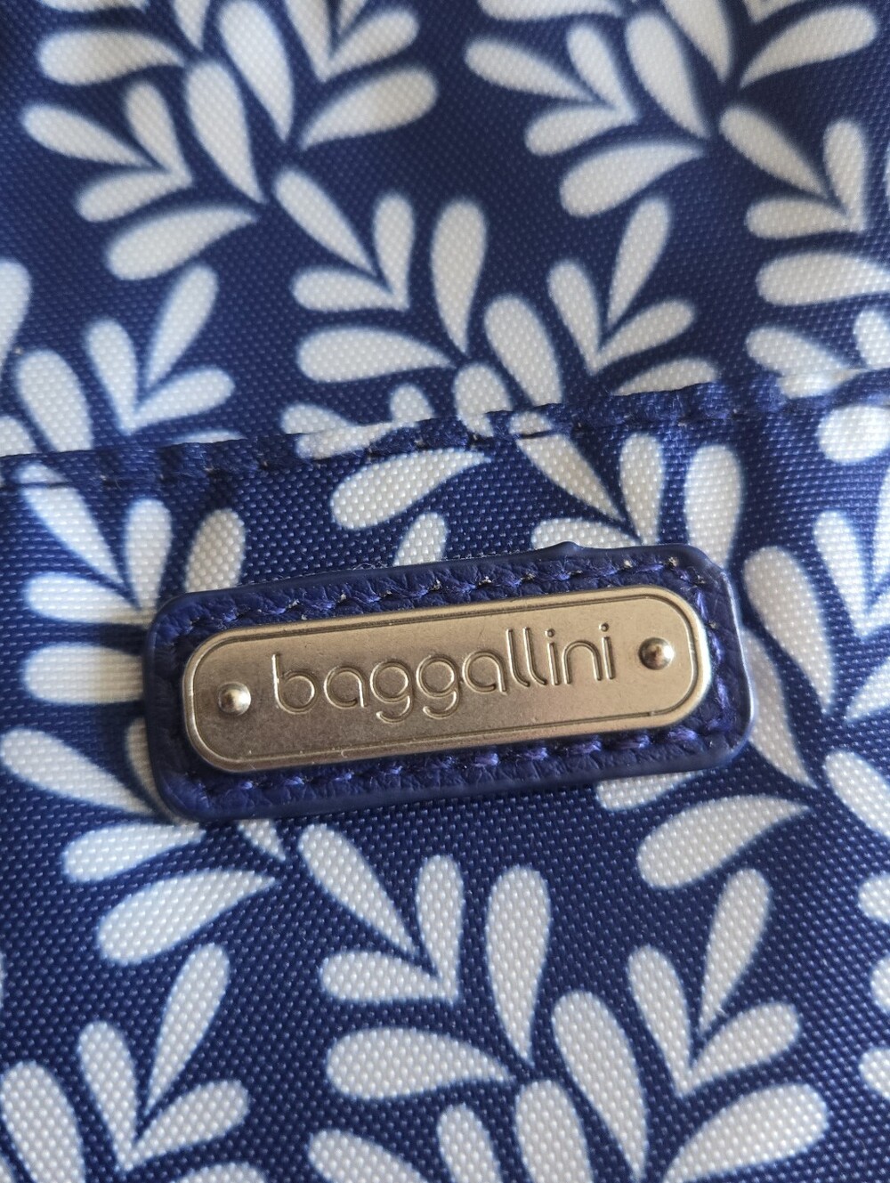 NWOT $48 Baggallini Take Two Bryant Crossbody Bag Wallet RFID Blue White Floral - Picture 5 of 7